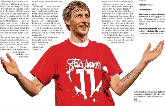  ?? FOTO: IMAGO ?? Stefan Kießling im Dezember 2015 mit einem ihm gewidmeten Shirt der Fans: „Für immer 11“– seine Rückennumm­er.