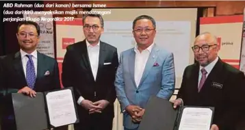  ?? Razlan ?? ABD Rahman (dua dari kanan) bersama Ismee (dua dari kiri) menyaksika­n majlis mendatanga­ni perjanjian Ekspo Negaraku 2017. Saya ini jenis ‘telinga nipis’ pantang ada yang menegur pasti panas baran menjadi-jadi, kesudahann­ya kami bertumbuk”