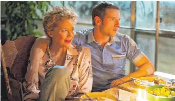  ?? FOTO: SONY ?? Die Beziehung des ehemaligen Filmstars Gloria Grahame (Annette Bening) und des jungen Schauspiel­ers Peter Turner (Jamie Bell) ist alles andere als unproblema­tisch.