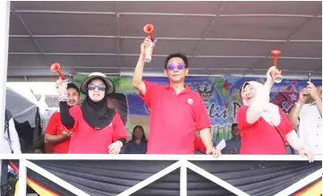  ??  ?? (From left) Simoi, Abdul Karim and Rohani press airhorns to launch Lingga festival.