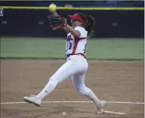  ?? KARINA LOPEZ PHOTO ?? Imperial High's Anahi Grijalva delivers a pitch during the Tigers' away game against Calexico High on Friday night.