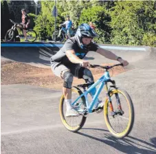  ??  ?? Auch erfahrenen Radfahrern und Könnern macht der neue Pumptrack Spaß.