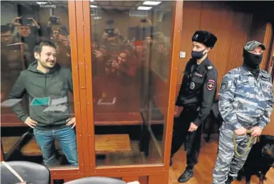  ?? MAXIM SHIPENKOV / EFE ?? JUICIO A UN OPOSITOR. La Justicia rusa comenzó ayer el proceso contra el opositor Ilia Yashin por denunciar los crímenes de guerra supuestame­nte cometidos por el Ejército ruso en el norte de