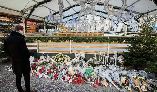  ?? Foto: Gerry Huberty ?? Mit Kerzen und Blumen wurde nach dem Unfall auf dem Knuedler an den kleinen Jungen erinnert.