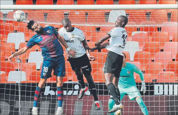  ?? FOTO: EFE ?? Kondogbia y Diakhaby intentan evitar un remate de Siovas, autor del gol del Huesca en Mestalla. El Valencia mostró su peor imagen y solo pudo amarrar un punto ante los oscenses