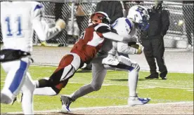  ?? MARC PENDLETON / STAFF ?? Nick Willis secures the winning 2-point conversion pass as Xenia defeated host Trotwood-Madison 29-28 in double overtime Friday.