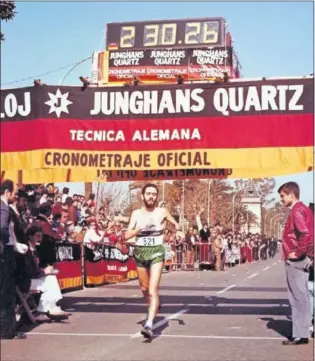  ??  ?? Uno de los 640 atletas que llegaron a meta en la primera edición de la Maratón de Valencia.