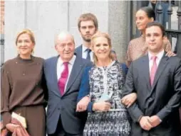  ?? // BELÉN DÍAZ ?? Juan Carlos I, con sus hijas, las Infantas Elena y Cristina, y sus nietos Juan Valentín, Victoria Federica y Felipe Juan Froilán