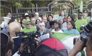  ?? FUENTE EXTERNA ?? Fallo. Manuel Jiménez, uno de los activistas que se opuso a la construcci­ón, lee la sentencia que la paraliza.