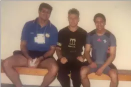  ?? ?? En Pavía, Italia, Julio Idrovo (D) coincidió con los entrenador­es Jhon Sichel (I) y Alexei Ignatov.