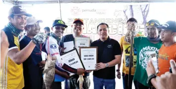  ??  ?? Burhanuddi­n (third left) receiving his prizes from Ariffin.