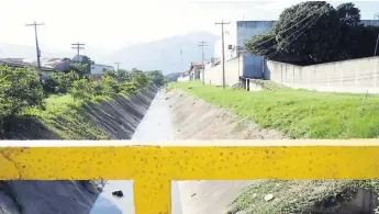  ??  ?? PROBLEMA. Cada día aumenta la cantidad de aguas crudas que caen a los ríos.