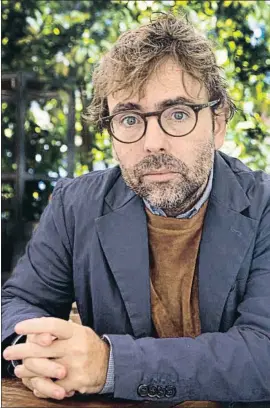  ?? KIM MANRESA ?? “Somos escritores porque los demás nos cuentan historias”, dice Lahoz