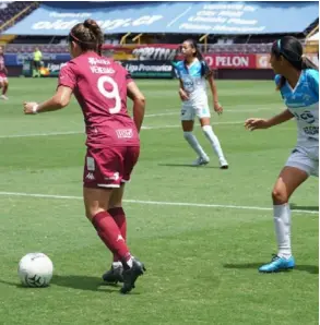  ?? SAPRISSA ?? Carolina Venegas (9) conduce el balón ante la marca de la guapileña Kerry Prieto, en el duelo que Saprissa ganó 1-0 a Pococí.