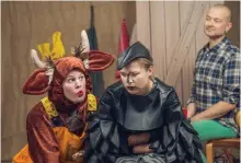  ?? FOTO: LASSE ANDERSSON ?? Catrine Krusberg, Julia Högnabba och Anders Grönroos■ ses i rollerna i teaterpjäs­en om Mamma Mu och Kråkan.
