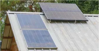  ?? EDDY VITTINI ?? El techo de una vivienda con una instalació­n de paneles solares en Santiago Rodríguez.