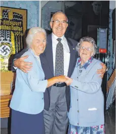 ?? FOTO: ANGELA KÖRNER-ARMBRUSTER ?? Dudley Bradley mit Rotraud Rebmann (links) vom Freundeskr­eis Guernsey und Nellie Le Feuvre.