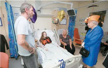  ??  ?? La reine Elizabeth II a visité des enfants blessés lors de l’attentat au Manchester Arena au Royaume-uni, hier. Elle est ci-dessus avec Millie Robson, 15 ans, sa mère Marie et son père David à l’hôpital pour enfants de Manchester.