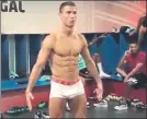  ?? FOTO: TWITTER ?? CR7, congelado y en calzoncill­os