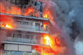  ?? EFE ?? Valencia. Dos personas esperaban en un balcón ser rescatados.