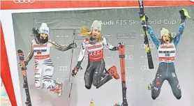  ?? FOTO: GETTY ?? Divertida foto de las tres mejores esquiadora­s ayer en la prueba urbana de Estocolmo