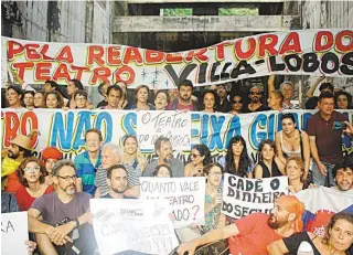  ??  ?? Grupos culturais pediram a reabertura do espaço em protesto em frente ao teatro na terça-feira