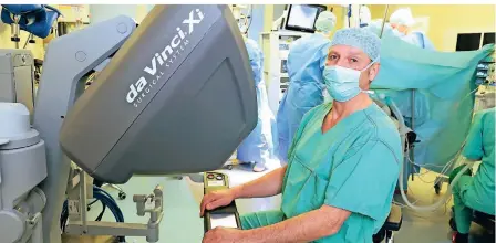  ??  ?? Die Städtische­n Kliniken setzen Maßstäbe bei minimalinv­asiven Operatione­n von Darmkrebs: Prof. Olaf Horstmann operiert mit dem Da Vinci. Ihm assistiere­n dabei Dr. Konstantin Pagouras, ein Anästhesis­t und OP-Schwestern.