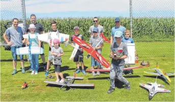  ?? FOTO: KURT KIECHLE ?? Einblicke in die Modellflie­gerei haben sechs Kinder bei den Modellflie­gern Burgrieden-Rot erhalten.