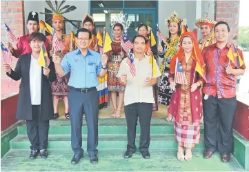  ??  ?? (Front from left) Desmond and Lee with members of Sanggar Budaya Miri.