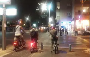  ?? (Tamara Zieve) ?? ELECTRIC BICYCLISTS use a bike path on Ibn Gvirol Street in Tel Aviv yesterday. A study by NGO Or Yarok of 114 local councils found bike lanes in only 18% of the areas surveyed.