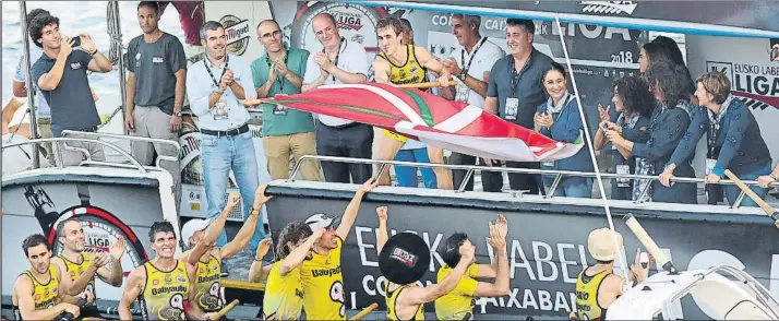  ?? FOTO: EFE ?? Segunda bandera Gorka Aranberri ondea la Ikurriña de Bermeo tras imponerse a Urdaibai en la regata disputada ayer