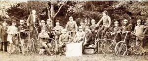  ?? Foto: Deutsches Fahrradmus­eum Bad Brückenau ?? Gruppenfot­o des Radfahrer Vereins Ehingen aus dem Jahr 1895, bei dem die Mitglieder sowohl mit Hoch als auch mit Niederräde­rn posieren.