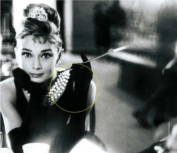  ??  ?? Audrey Hepburn, in una scena di Colazione da Tiffany, 1961, con una collana della celebre gioielleri­a di New York che dà il titolo al film