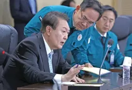  ?? (AFP) ?? South Korean President Yoon Suk-yeol (left) speaking at a meeting of the National Security Council over North Korea’s missile launch, at the presidenti­al office in Seoul on Wednesday