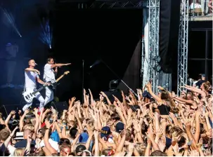  ??  ?? DUO JAG. Showbandet Duo Jag, som traditions­enligt inledde festen, höll stämningen på topp.