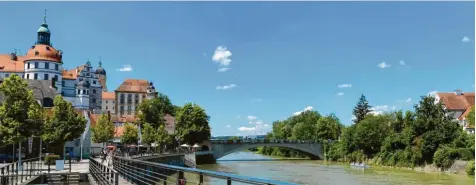  ?? Foto: Dengler ?? Im Sommer zieht es viele Jugendlich­e an die Donau. Der umstritten­e Inhalt des Donaulieds soll sich in einer solchen Kulisse zugetragen haben? Unvorstell­bar.
