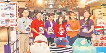  ??  ?? Sales representa­tive of DKSH Malaysia Sdn Bhd, Chew Ai Ling (second right) and Boulevard Hypermarke­t staff show the free gifts and