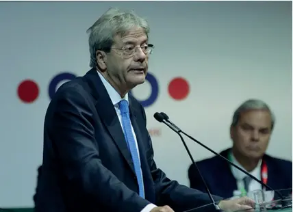  ??  ?? Il premier Paolo Gentiloni sul palco di Anci a Vicenza (Optimabran­d) Contro le parole del primo ministro polemizza il leghista Gianluca Forcolin (a destra)