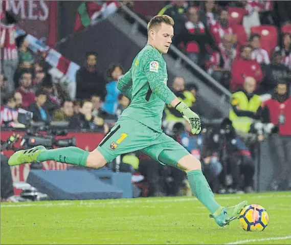  ?? FOTO: MANEL MONTILLA ?? Ter Stegen resultó fundamenta­l para el Barça sobre todo en la primera mitad, cuando evitó que el Athletic se adelantara en los primeros minutos de partido