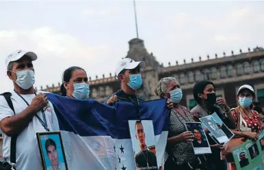  ?? ?? PLANTÓN. El grupo de madres en el que también hay hombres portan las fotografía­s de sus hijos desapareci­dos.