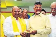  ?? HT PHOTO ?? Andhra Pradesh chief minister N Chandrabab­u Naidu with Sujai Krishna Ranga Rao of Bobbili (left).