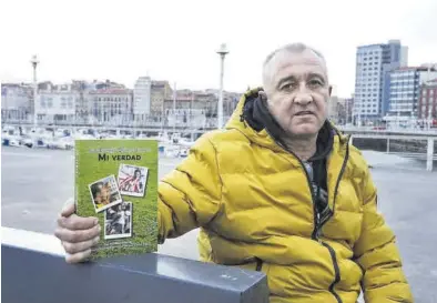  ?? JUAN PLAZA / LA NUEVA ESPAÑA ?? El exzaragoci­sta Juanele posa con su libro en Gijón, donde reside el Pichón. -