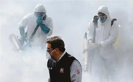  ?? FOTO ČTK/AP ?? Pomozte nám! Írán je po Číně a Itálii třetí nejvíce koronavire­m zasaženou zemí a nápor nákazy nezvládá. Na snímku hasiči dezinfikuj­í ulici v Teheránu.