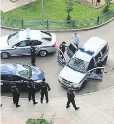 ?? Policie včera zatkla opozičního předáka Alexeje Navalného (v modré košili) hned u vchodu do jeho domu v Moskvě. FOTO ČTK/ AP PETRA PROCHÁZKOV­Á ?? Sotva překročil práh.