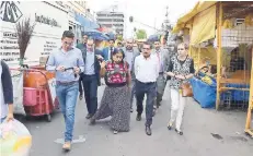  ??  ?? Funcionari­os de la administra­ción capitalina hicieron un recorrido por el mercado de La Merced y se comprometi­eron a atender demandas de locatarios.