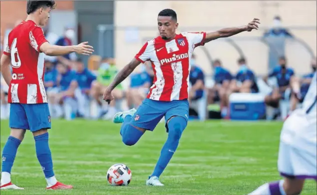  ??  ?? Marcos Paulo lanza un libre directo en el partido entre el Atlético y el Numancia en Burgo de Osma, que supuso su estreno con la camiseta rojiblanca.