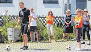  ?? FOTO: SIBYLLE SCHWENK ?? Ganz im Zeichen des Fußballs stand die öffentlich­e Mittagspau­se am Haus der katholisch­en Kirche in der Weidenfeld­er Straße.