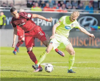  ?? FOTO: MICHAEL SCHÄFER, DPA ?? In der vergangene­n Saison noch Gegner, in der kommenden Saison in einer Elf auf dem Platz: Robert Glatzel (links, hier im Duell mit Sebastian Griesbeck) hat das lauterer Trikot gegen das FCH-Trikot getauscht und schießt sich während der Vorbereitu­ng...