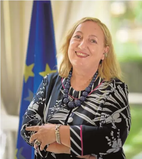  ?? // JOSÉ RAMÓN LADRA ?? Emanuela Del Re posa con la bandera de la UE en la Embajada de Italia en Madrid