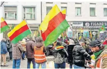  ?? FOTO. M. INGEL ?? Vor dem DGB-Haus an der Friedrich-Ebert-Straße demonstrie­rten am Sonntag rund 150 Kurden.